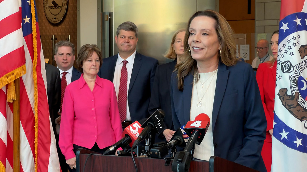pic_melissa_price_smith_100_day_ish_presser